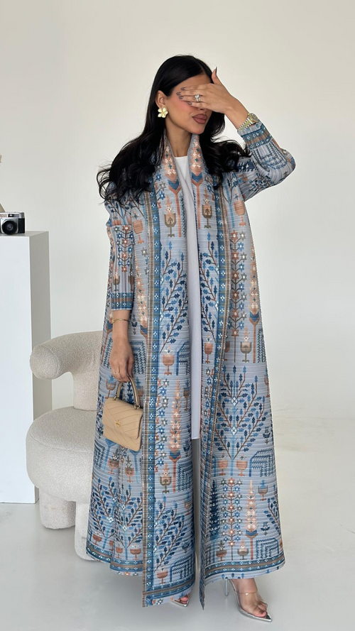 Vogue عباية السماء
