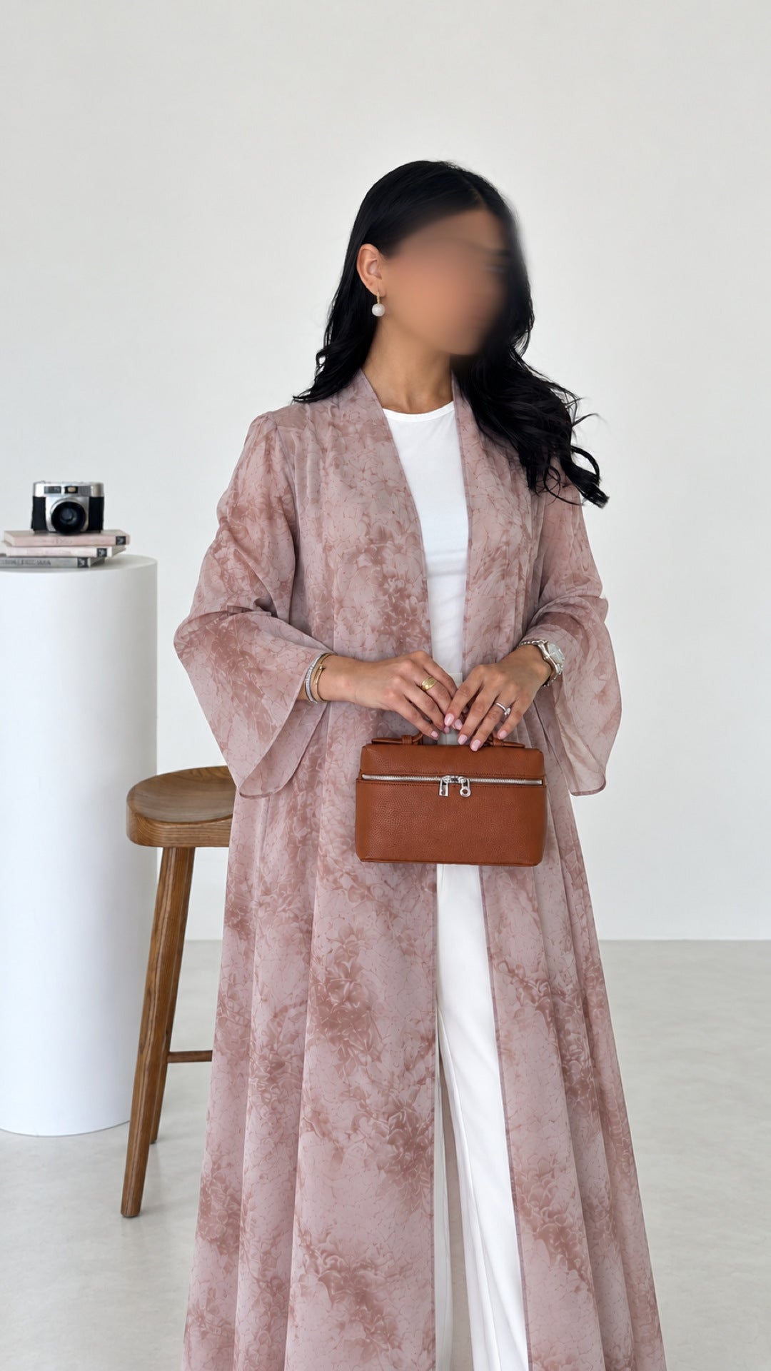 عباية سما المطبوعة بلون الرمادي الدافئ، منظر أمامي مفتوحة فوق بلوزة بيضاء