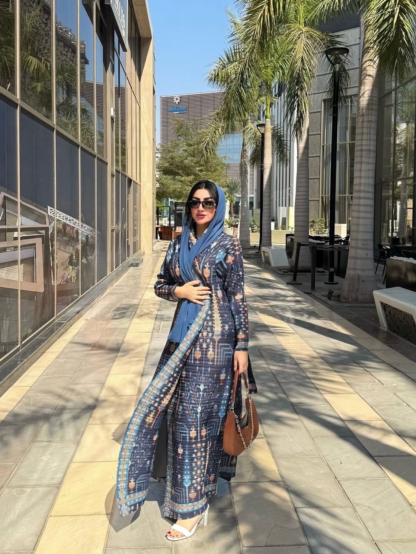 Customer wearing the Veyora Vogue abaya, size 57 at 164 cm